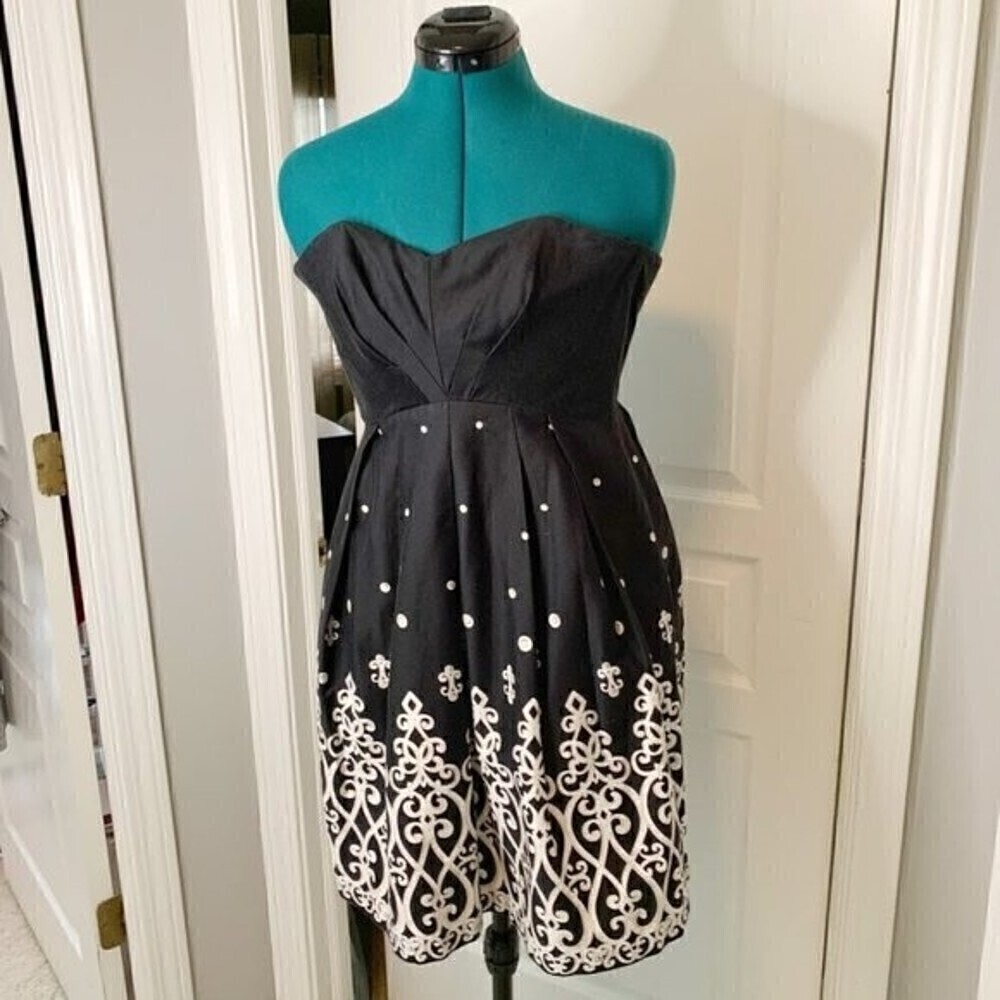 White House Black Market Strapless Sweetheart Appliques Cotton Embroidered Dress